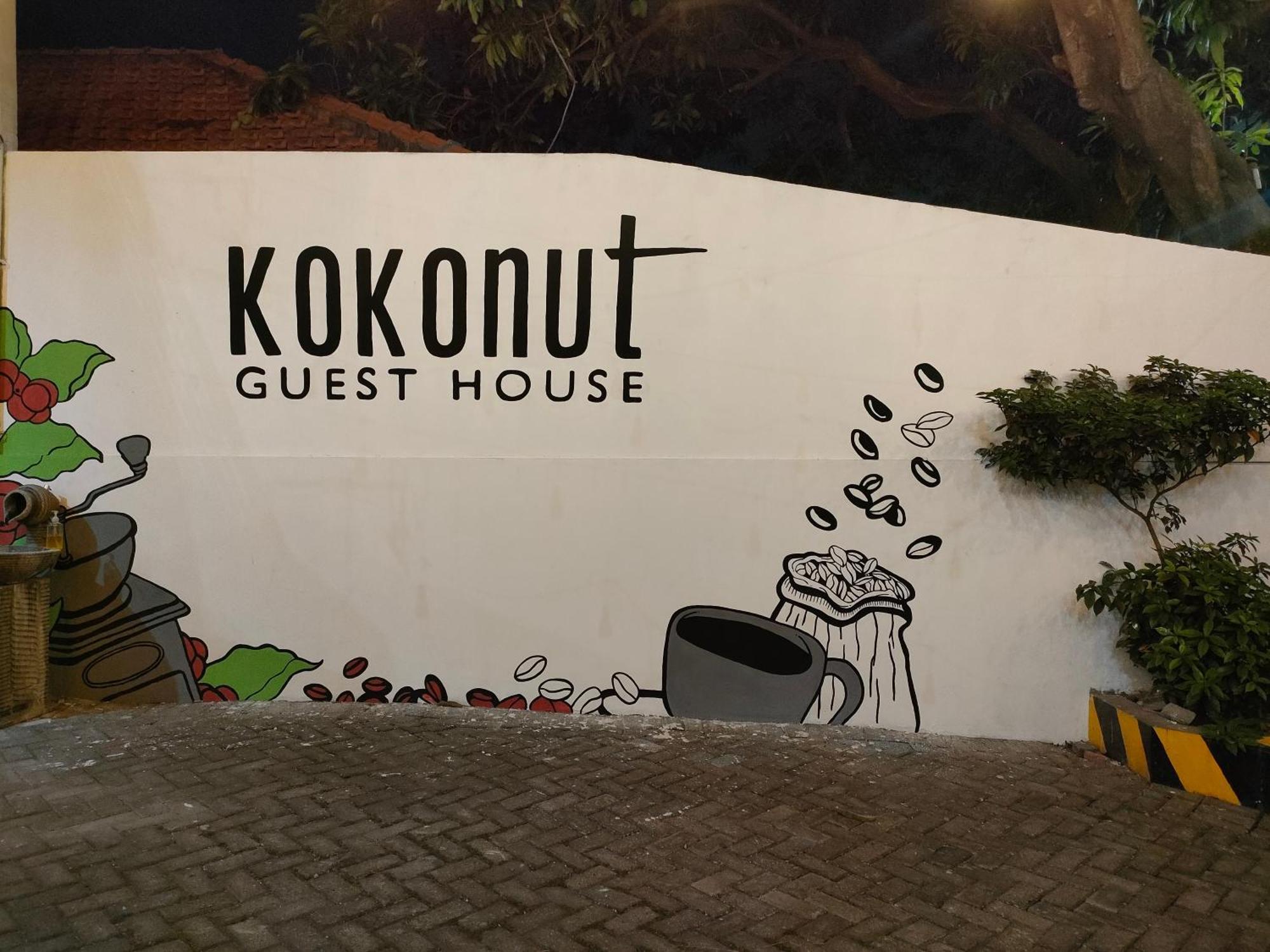 Kokonut Guesthouse Surabaya Eksteriør bilde