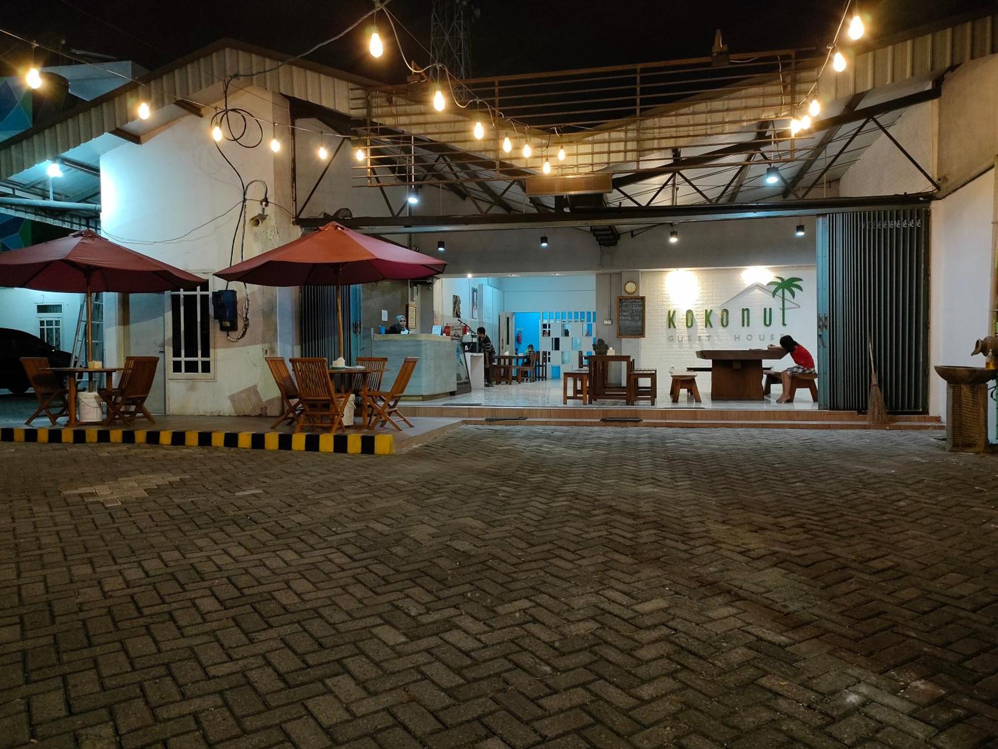 Kokonut Guesthouse Surabaya Eksteriør bilde